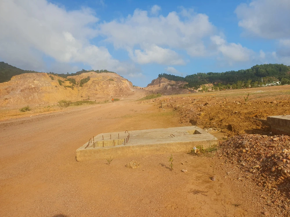 Sau nhiều năm thực hiện, dự án chỉ là bãi đất trống với nhiều hạng mục dang dở. Ảnh: QN