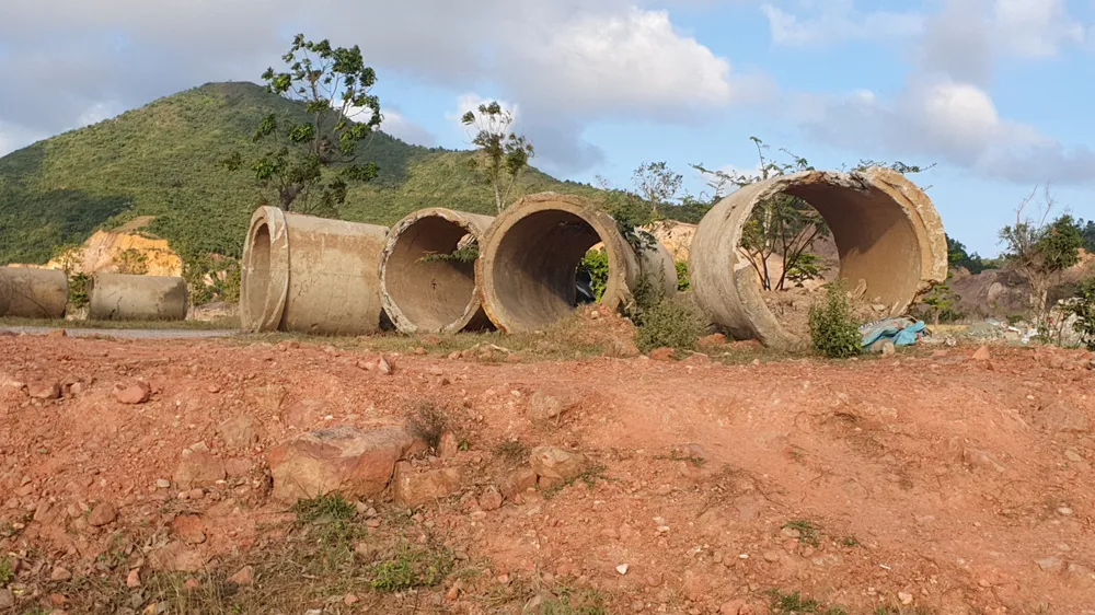 Nhiều ống nước hư hỏng sau thời gian bỏ hoang. Ảnh QN