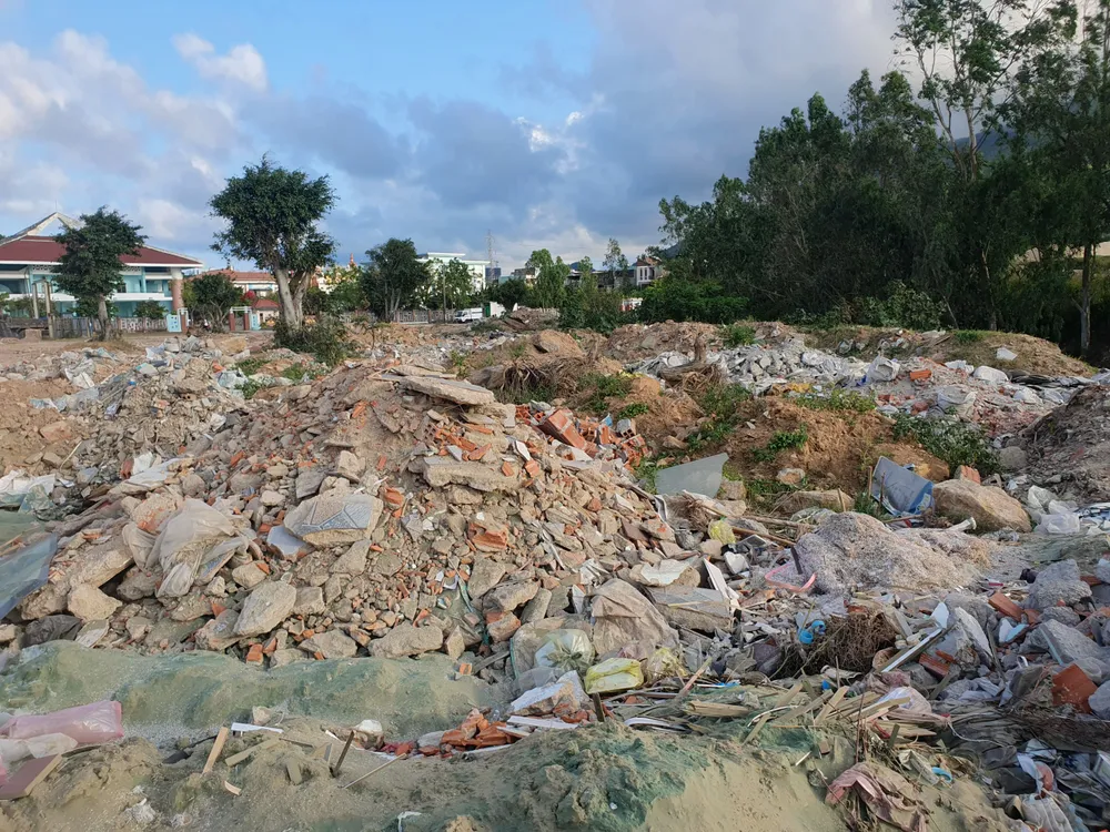 Thành nơi tập kết xà bần. Ảnh QN