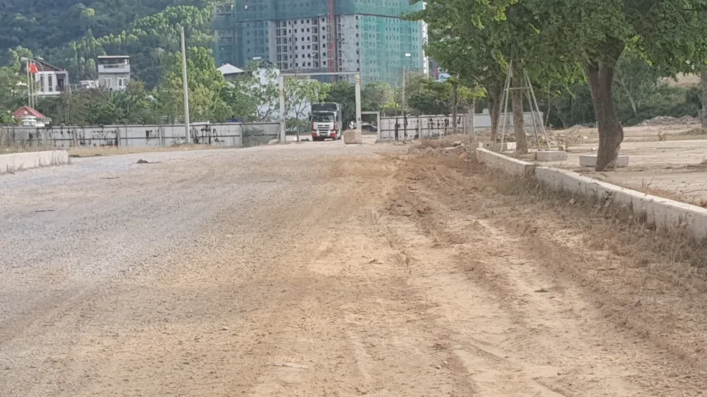 Tuyến đường đi qua dự án chưa được thi công hoàn thiện, người dân bức xúc khi mùa nắng thì bụi bặm, mùa mưa đọng nước. Ảnh QN