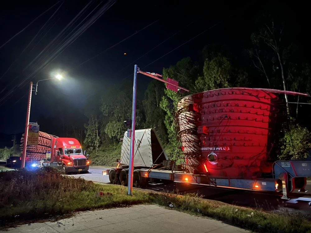 CSGT Bình Định đã lập biên bản đối với hai xe quá khổ chở hàng siêu trường. Ảnh CSGT