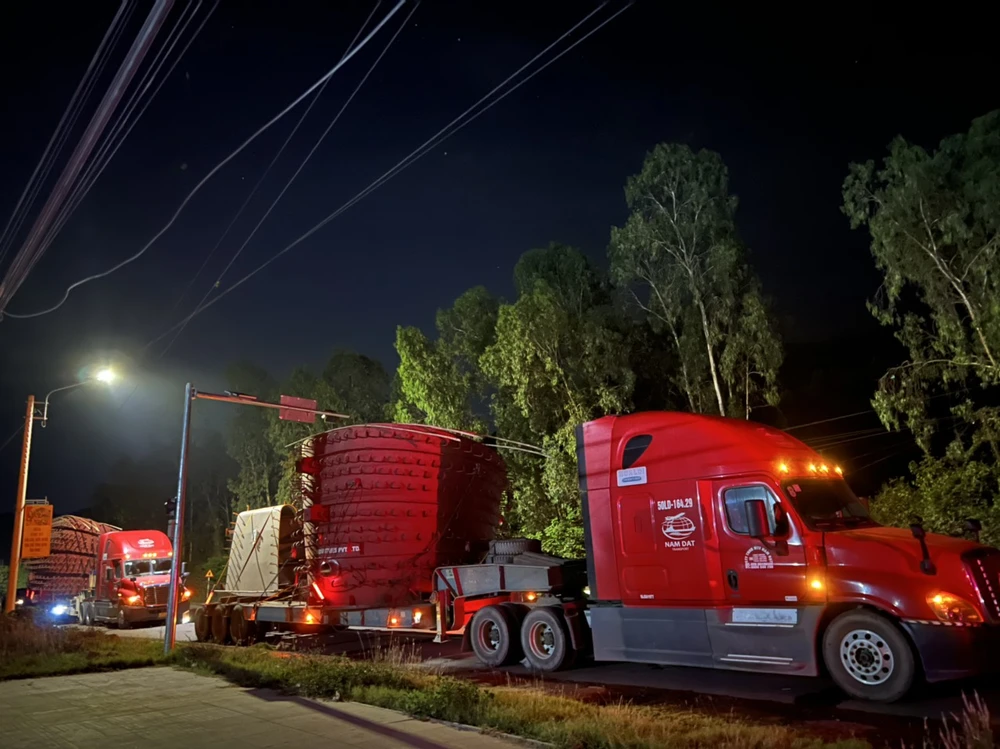 Hai xe bị tạm đình chỉ lưu thông cho đến khi thực hiện các thủ tục theo quy định. Ảnh CSGT