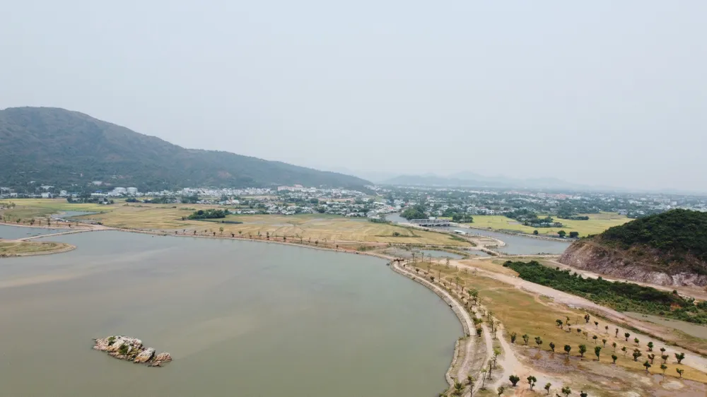 Ông Phạm Anh Tuấn, Chủ tịch UBND tỉnh Bình Định, cho biết sẽ cố gắng chấm dứt hợp đồng BT với dự án vào tháng 4-2023. Sau đó sẽ quy hoạch 1/500 và lựa chọn nhà đầu tư mới. Ảnh QN