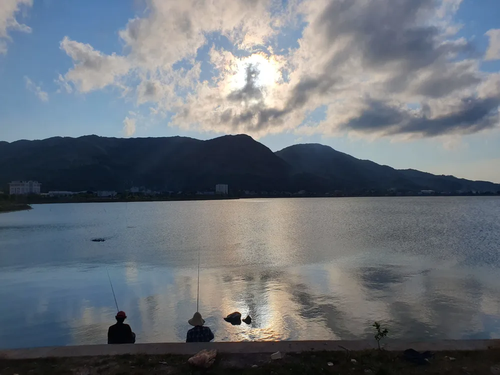 Theo người dân, hồ Phú Hoà từng rộng đến 120 ha và là nơi mưu sinh của hàng trăm hộ dân TP Quy Nhơn. Tuy nhiên, doanh nghiệp sau khi khởi công xây dựng, đã san lấp nhiều diện tích khiến hồ bị thu hẹp khiến người dân lo lắng nhà bị ngập lụt khi trời mưa. Ảnh QN