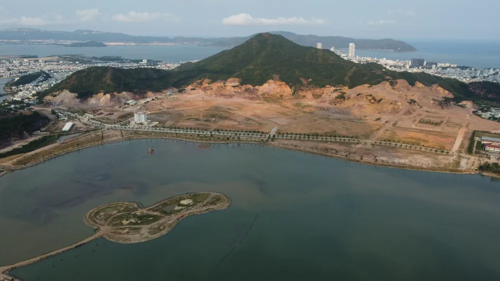 Dự án bao quanh hồ Phú Hoà, tuy nhiên sau tám năm được chấp thuận triển khai, đến nay chẳng khác gì khu đất trống với nhiều hạng mục dang dở. Ảnh QN