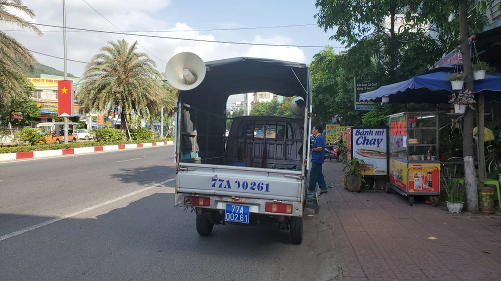 Xe biển xanh hết hạn vẫn lưu thông. Ảnh TX