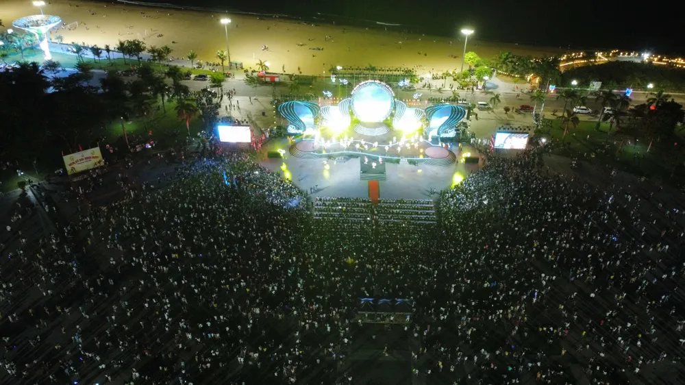 Hàng ngàn khán giả thích thú với những tiết mục nghệ thuật tại buổi khai mạc lễ hội du lịch Bình Định. Ảnh: QN Hàng ngàn khán giả thích thú với những tiết mục nghệ thuật tại buổi khai mạc lễ hội du lịch Bình Định. Ảnh: QN