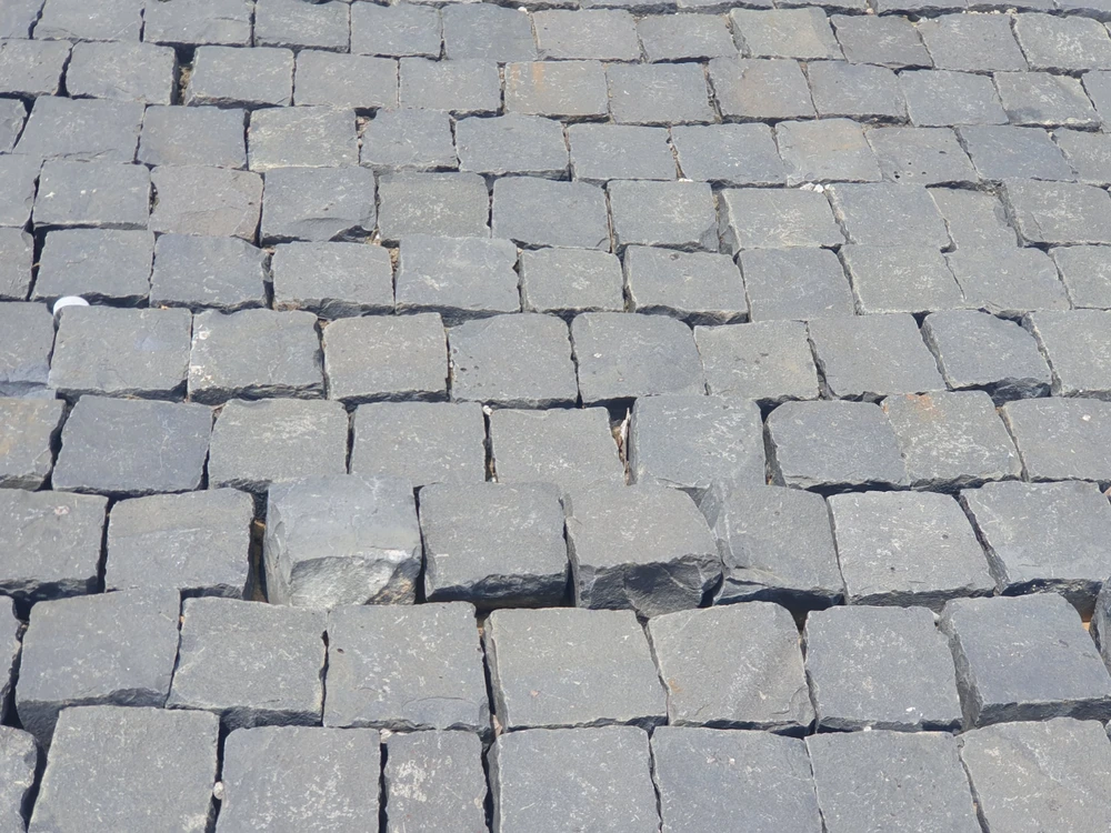 Đá lát khuôn viên Trung tâm Khám phá khoa học bị hư, lởm chởm. Ảnh QN