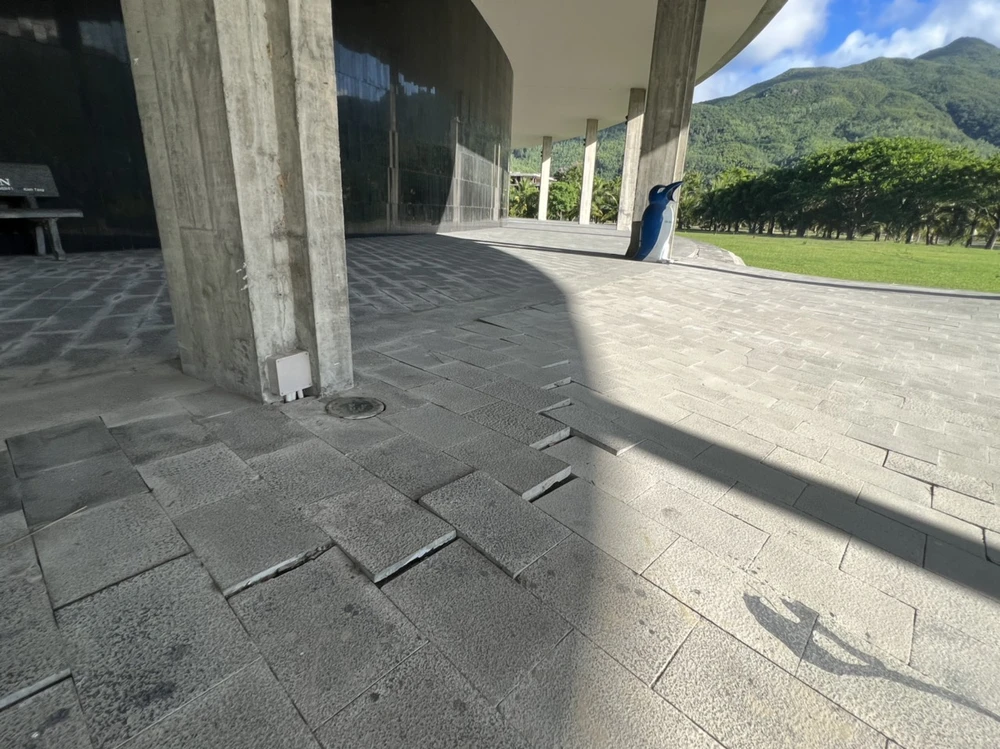 Nhiều mảng đá ốp lát nền đã bong ra. Ảnh QN