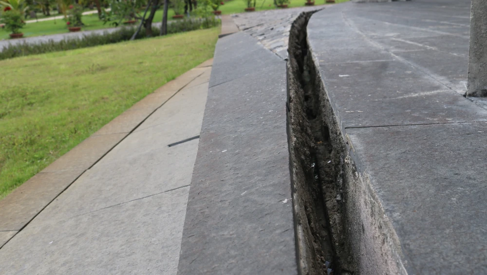 Lãnh đạo Sở KH&amp;CN khẳng định, kinh phí này sẽ dùng để sửa chữa, bảo dưỡng toà nhà như sơn bị phai, mương nước bị sụt lún, các khu vực điện chập cháy…không liên quan đến sửa chữa thấm dột. Ảnh QN