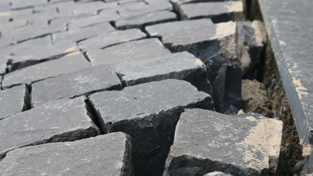 Ông Nguyễn Hữu Hà, Phó Giám đốc Sở KH&amp;CN cho biết hiện đang chờ Sở Xây dựng thẩm định mới xác định cần bao nhiêu kinh phí để sửa chữa, bảo dưỡng. Ảnh QN