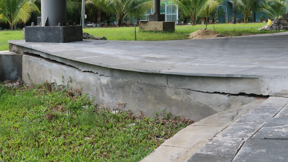 Nhiều vị trí xuất hiện vết nứt khiến nhiều người lo lắng về chất lượng công trình. Ảnh QN