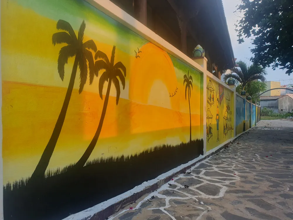 Việc vẽ tranh ở Nhơn Lý được giao cho Hội Phụ nữ, Đoàn Thanh niên xã phụ trách, từ nguồn kinh phí từ xã hội hóa. Ảnh QN