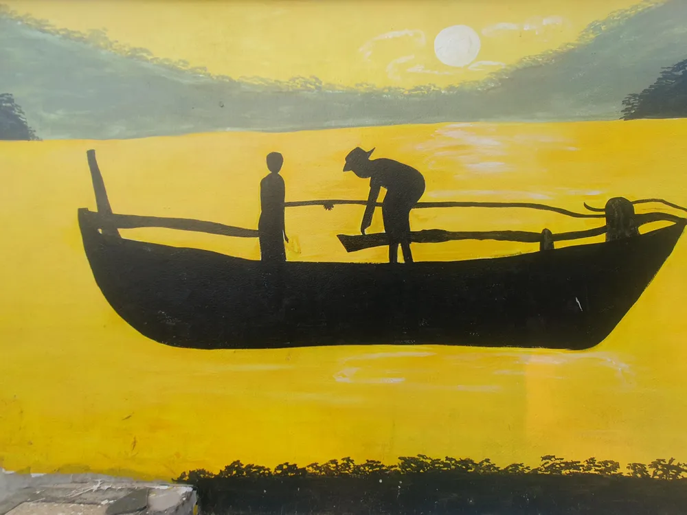 Trong đó, cuộc sống gắn liền với biển được khắc họa một cách sinh động. Ảnh QN