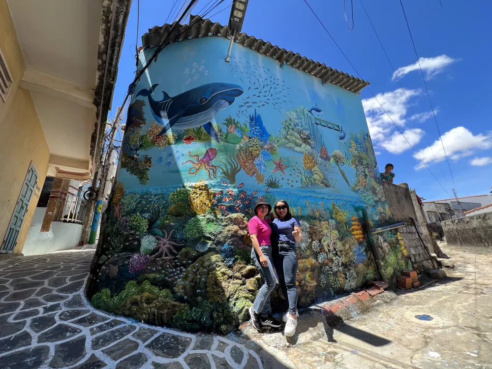 Khi những con đường bích họa hình thành, có nhiều du khách đến tham quan, chụp hình, check in... Ảnh Hiền Huỳnh