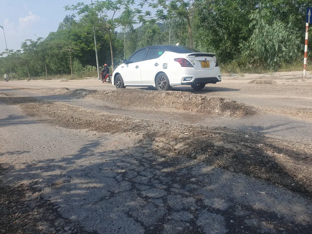 Khó có thể tin đây là tuyến đường được kỳ vọng kết nối TP Quy Nhơn với khu vực phía Tây của tỉnh. Ảnh QN