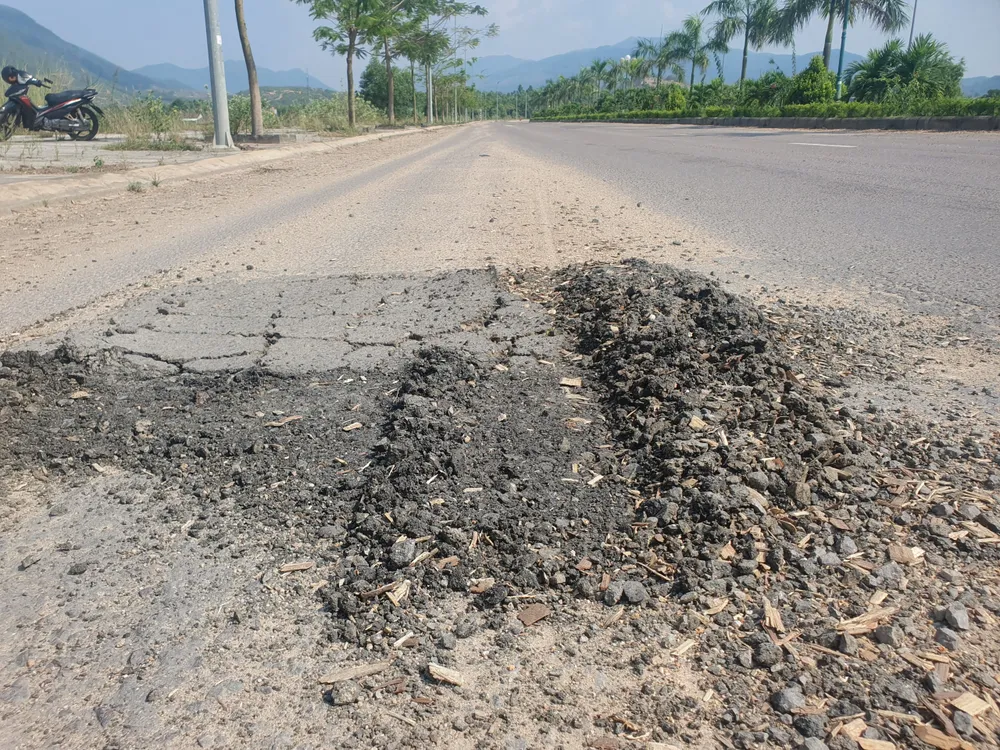 Đường hư hỏng nặng, như &quot;chiếc bẫy&quot; đối với người tham gia giao thông. Ảnh QN