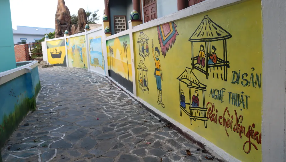 Nghệ thuật bài chòi dân gian đất võ được khắc họa trên các bức tranh. Ảnh QN