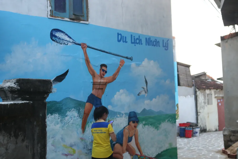 &quot;Những bức tranh về đời sống văn hóa bà con làng chài, thể hiện tàu thuyền đánh bắt, văn hóa chèo, bả trạo, các hoạt động mua bán của bà con ngư dân, hoạt động du lịch... được thể hiện một cách sinh động, gần gũi&quot;- Phó Chủ tịch UBND xã Nhơn Lý nói.