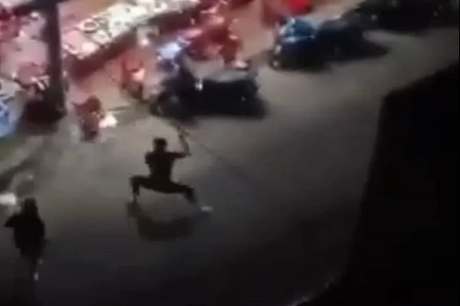 Cơ quan công an đang tiến hành điều tra vụ hỗn chiến. Ảnh cắt từ clip. Cơ quan công an đang tiến hành điều tra vụ hỗn chiến. Ảnh cắt từ clip.