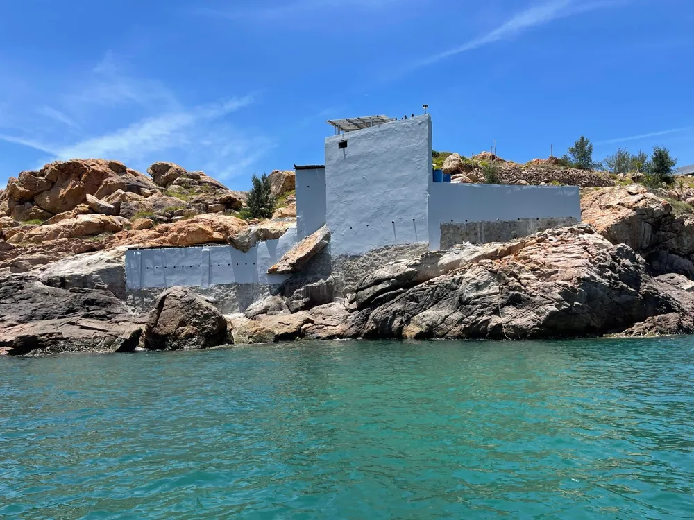 Công trình xây dựng trái phép ở đảo Hòn Rớ. Ảnh TD