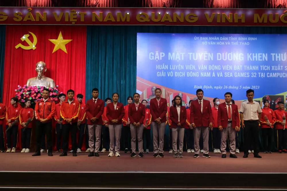 Các VĐV, HLV được vinh danh tại buổi gặp mặt. Ảnh QN Các VĐV, HLV được vinh danh tại buổi gặp mặt. Ảnh QN