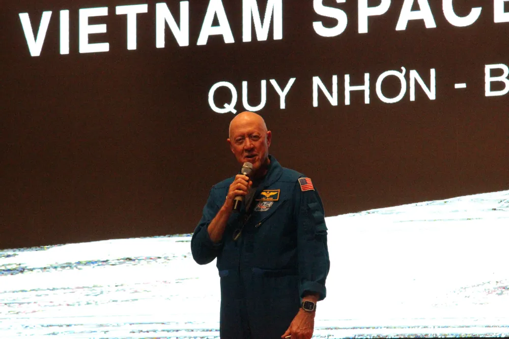 Ông Mike Baker - cựu phi hành gia NASA chia sẻ công việc, sinh hoạt và nghiên cứu khoa học trên trạm không gian NASA và vũ trụ. Ảnh QN