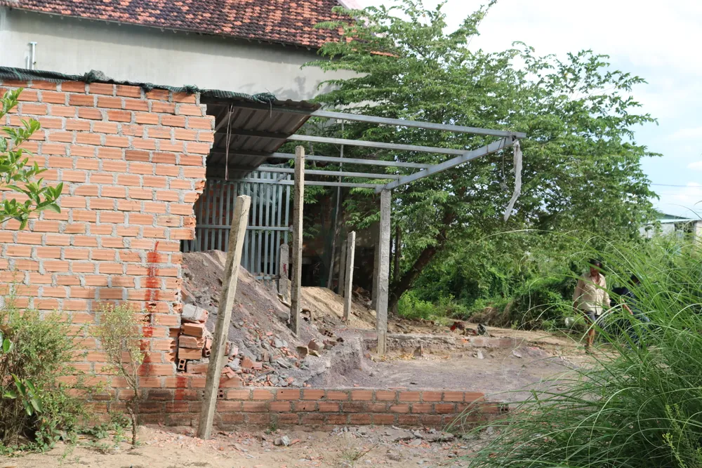 Ông H đã tự tháo dỡ một phần công trình phía sau nhà, tuy nhiên một phần diện tích căn nhà xây dựng trái phép vẫn chưa bị xử lý. Ảnh QN Ông H đã tự tháo dỡ một phần công trình phía sau nhà, tuy nhiên một phần diện tích căn nhà xây dựng trái phép vẫn chưa bị xử lý. Ảnh QN