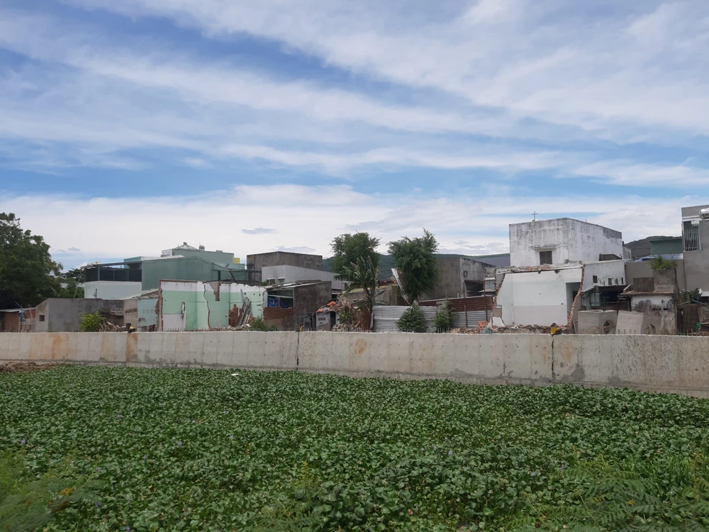 Một phần dự án tiêu thoát lũ sông Dinh đang được thi công. Ảnh QN