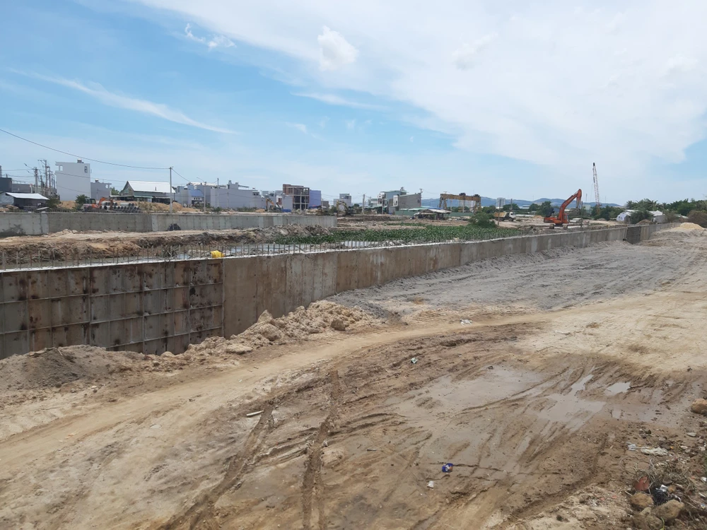 Thi công công trình tiêu thoát lũ sông Dinh. Ảnh HT