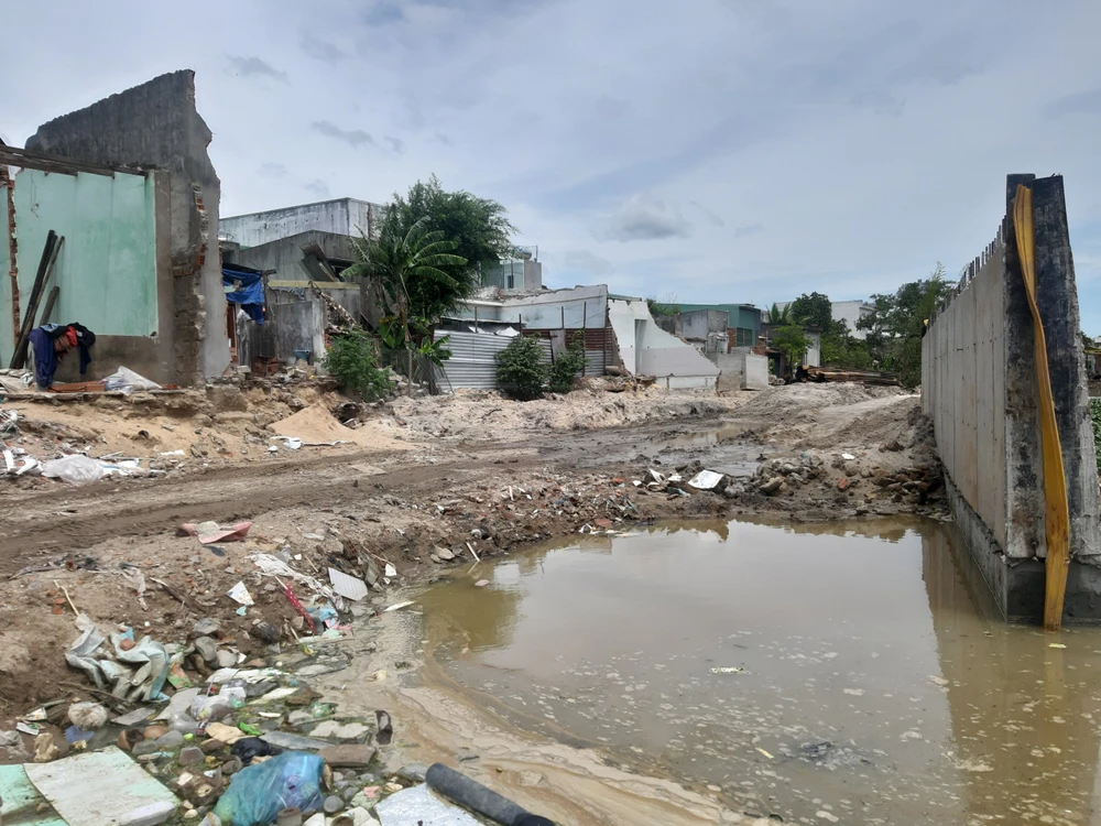 Nhiều nhà dân phải di dời để thực hiện dự án tiêu thoát lũ sông Dinh. Ảnh QN