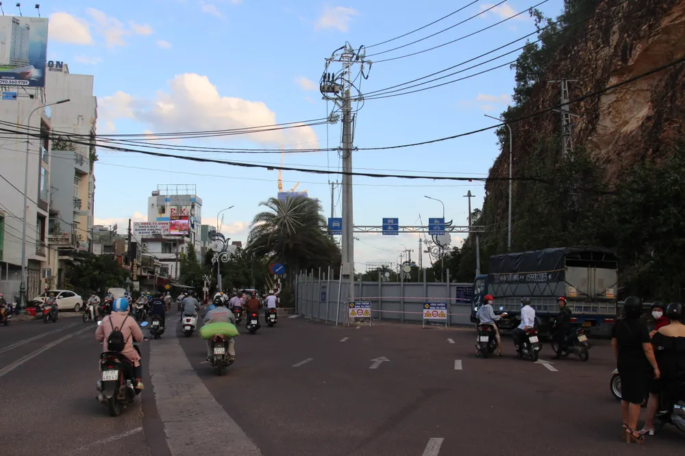 Đã gần 2 năm nhưng việc khắc phục sạt lở ở núi Bà Hoả vẫn chưa thực hiện. Ảnh QN Đã gần 2 năm nhưng việc khắc phục sạt lở ở núi Bà Hoả vẫn chưa thực hiện. Ảnh QN