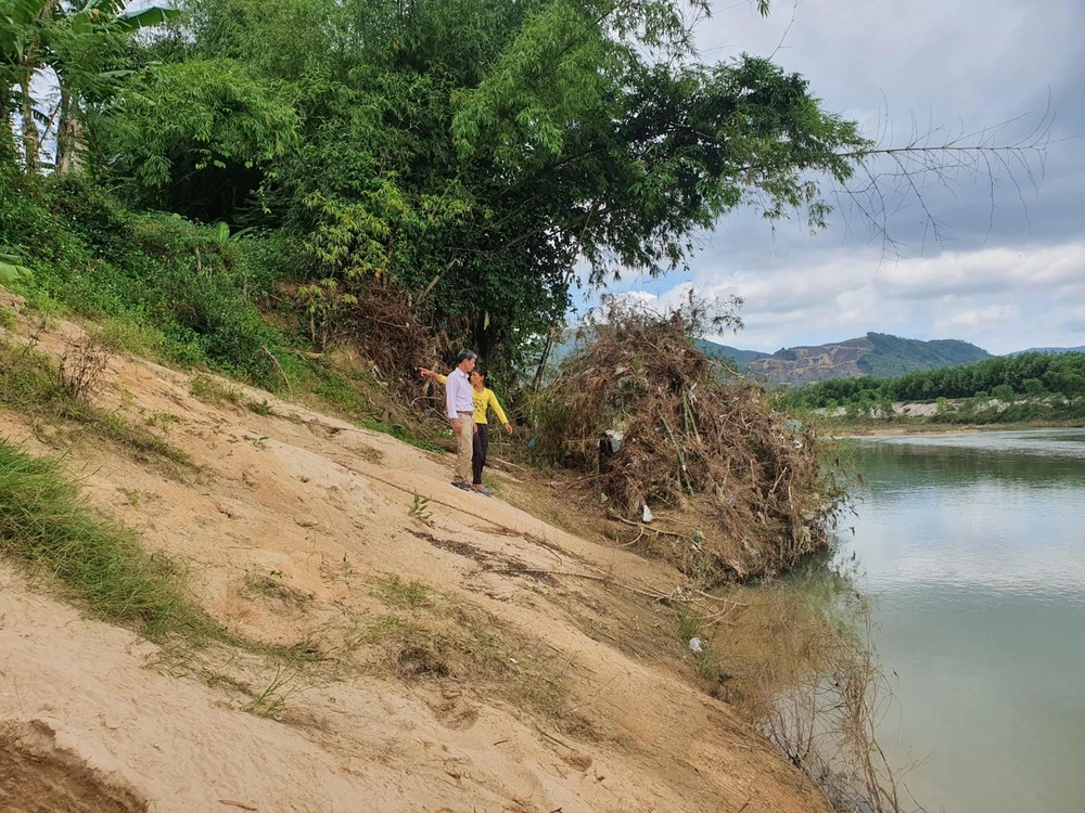 Sạt lở nghiêm trọng ở bờ sông Hà Thanh, đoạn qua xã Canh Vinh, huyện Vân Canh. Ảnh QN