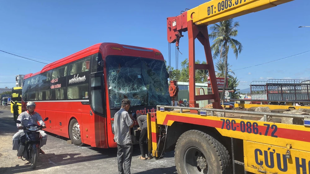 Đầu xe khách bị hư hỏng nặng sau vụ tai nạn. Ảnh: TQ