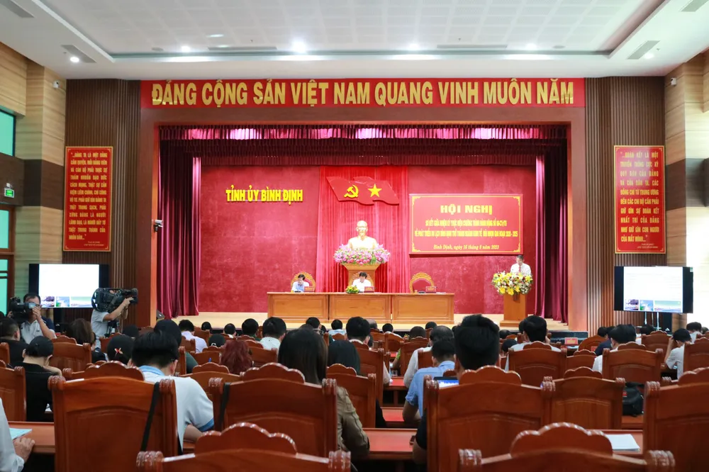 Các đại biểu dự hội nghị nhìn nhận những thành tựu cũng như hạn chế trong phát triển du lịch Bình Định. Ảnh QN