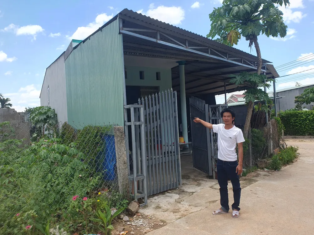 Nhà của anh Nguyễn Trọng Cường được xây dựng cách đây nhiều năm, nhưng đến giờ vẫn mòn mỏi chờ cấp sổ. Ảnh QN Nhà của anh Nguyễn Trọng Cường được xây dựng cách đây nhiều năm, nhưng đến giờ vẫn mòn mỏi chờ cấp sổ. Ảnh QN