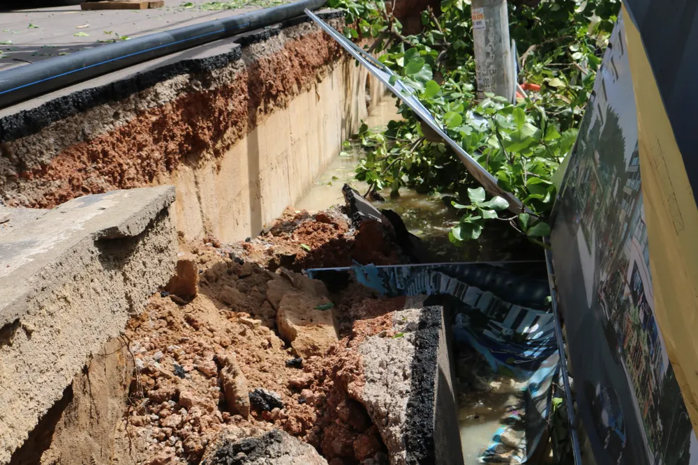 Sụt lún có chỗ sâu gần 2 m. Ảnh QN Sụt lún có chỗ sâu gần 2 m. Ảnh QN