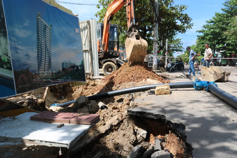 Việc sụt lún gây mất điện đối với hàng trăm hộ dân ở khu vực. Ảnh QN Việc sụt lún gây mất điện đối với hàng trăm hộ dân ở khu vực. Ảnh QN