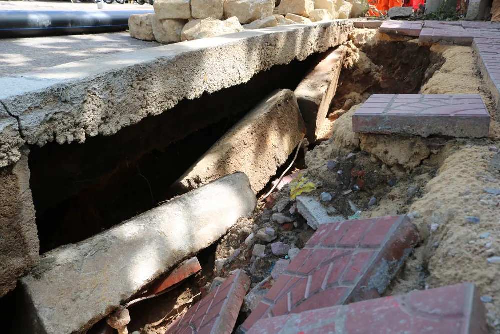 Sở Xây dựng Bình Định đã lập đoàn kiểm tra đối với việc sụt lún nghiêm trọng ở đường Hoàng Văn Thụ. Ảnh QN Sở Xây dựng Bình Định đã lập đoàn kiểm tra đối với việc sụt lún nghiêm trọng ở đường Hoàng Văn Thụ. Ảnh QN