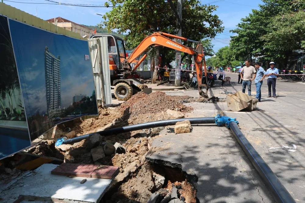 Sau khi xảy ra sự việc, chủ đầu tư đã tạm dừng thi công dự án để khắc phục sụt lún. Ảnh QN Sau khi xảy ra sự việc, chủ đầu tư đã tạm dừng thi công dự án để khắc phục sụt lún. Ảnh QN