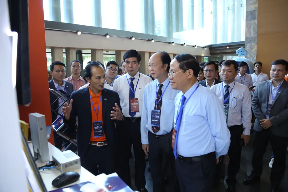 Một số đơn vị chuyên về CNTT giới thiệu một số sản phẩm công nghệ mới. Ảnh BĐ BU8A1830.JPG