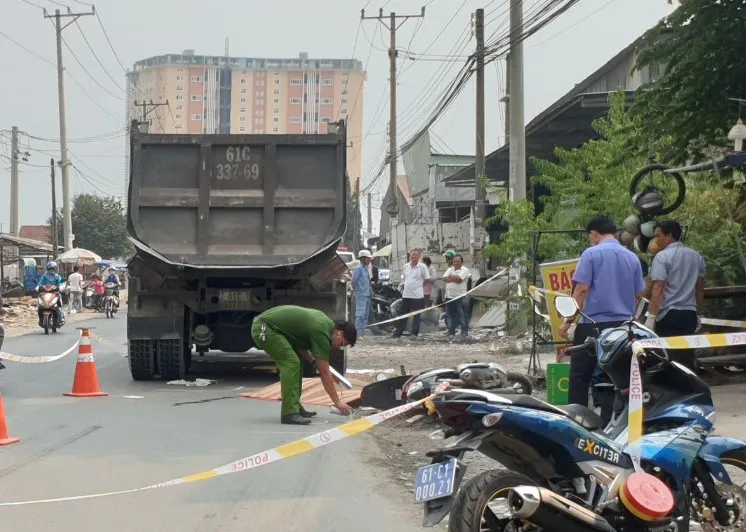 Bình Dương: Người đàn ông bị cuốn vào gầm xe ben ảnh 1