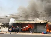 Cháy xưởng gỗ dữ dội ở Bình Chánh, 1 người bị thương