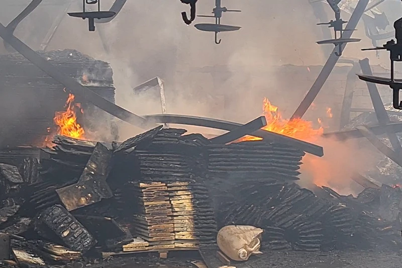 2 cơ sở sản xuất đồ gỗ ở Bình Dương cháy ngùn ngụt ảnh 2