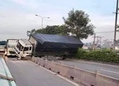 Thủ Đức: Xe tải tông dải phân cách, chắn ngang quốc lộ 1