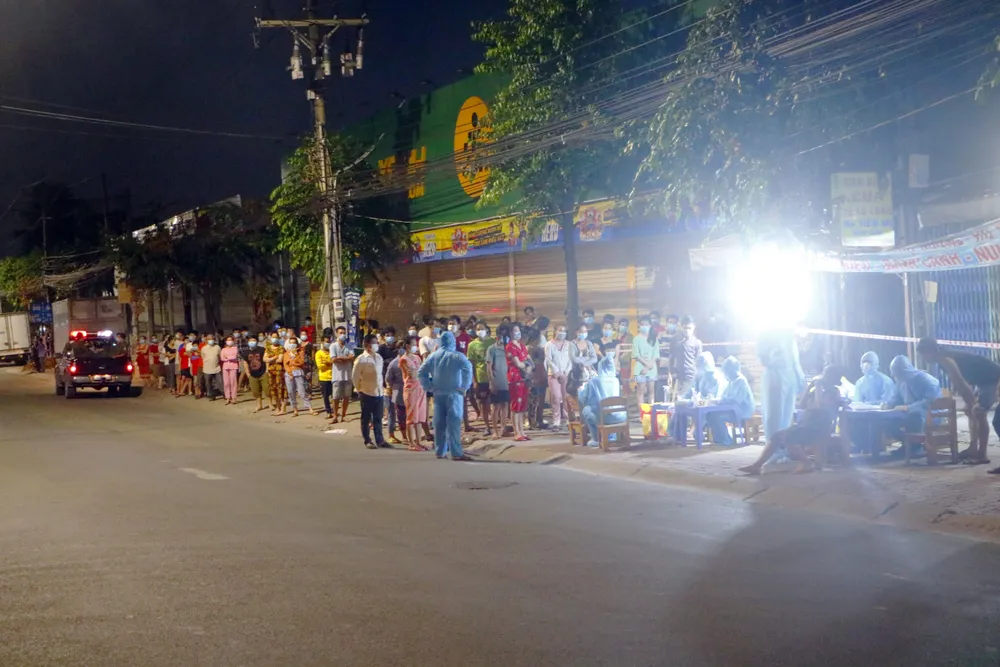 Trắng đêm lấy mẫu xét nghiệm COVID-19 cho 40.000 dân ở Bình Dương ảnh 13