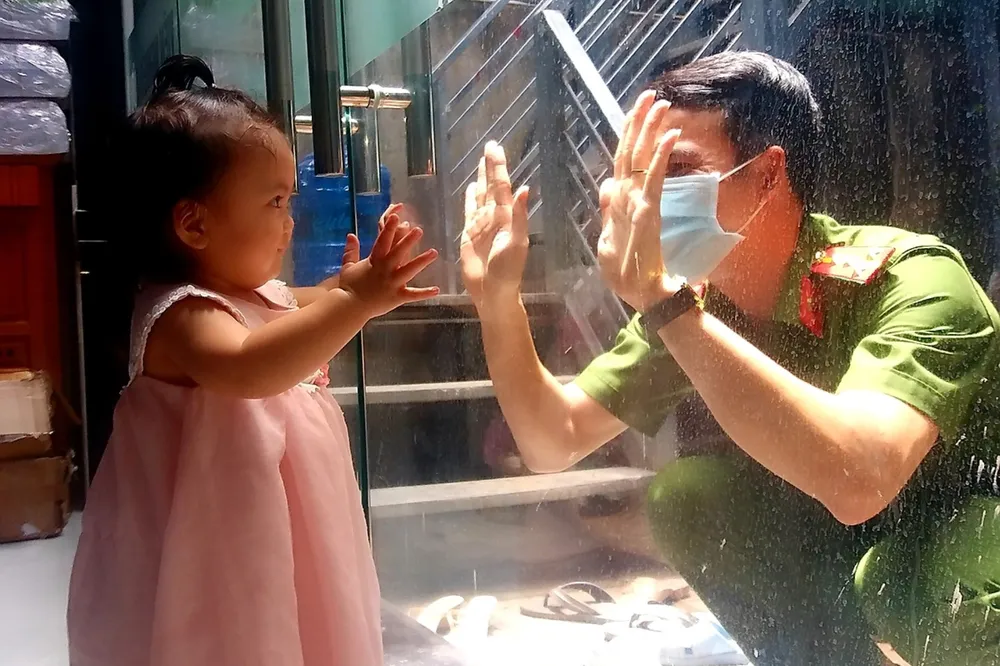 Cán bộ, chiến sĩ Công an Bình Dương vào tâm dịch hỗ trợ người dân ảnh 18