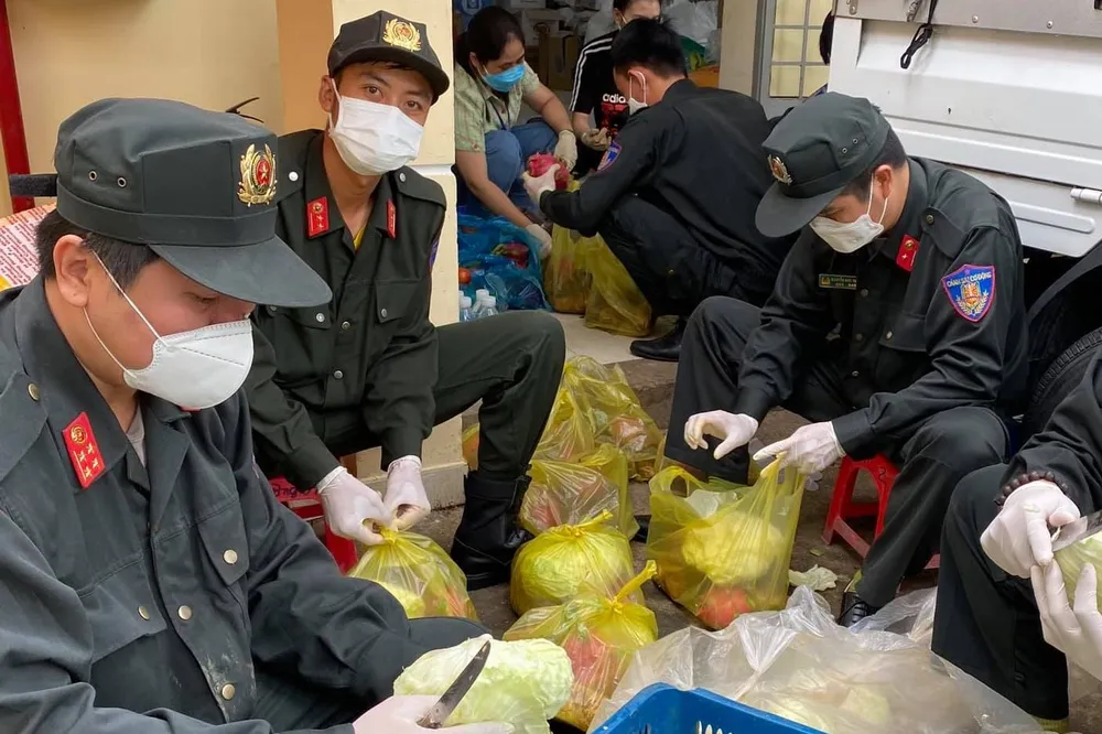 Cán bộ, chiến sĩ Công an Bình Dương vào tâm dịch hỗ trợ người dân ảnh 12