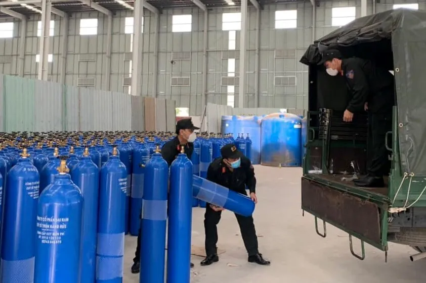 Cán bộ, chiến sĩ Công an Bình Dương vào tâm dịch hỗ trợ người dân ảnh 14