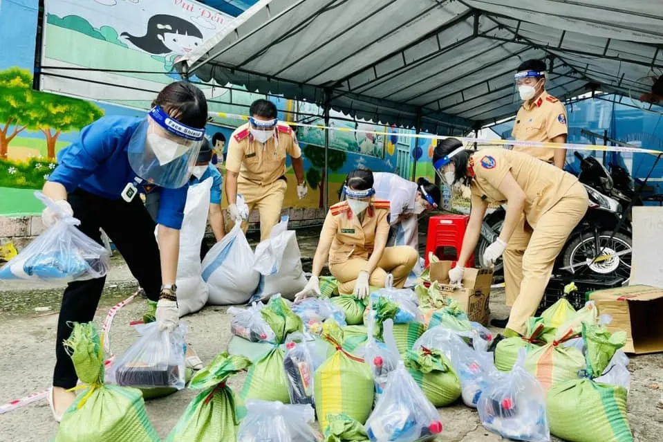 Cán bộ, chiến sĩ Công an Bình Dương vào tâm dịch hỗ trợ người dân ảnh 15